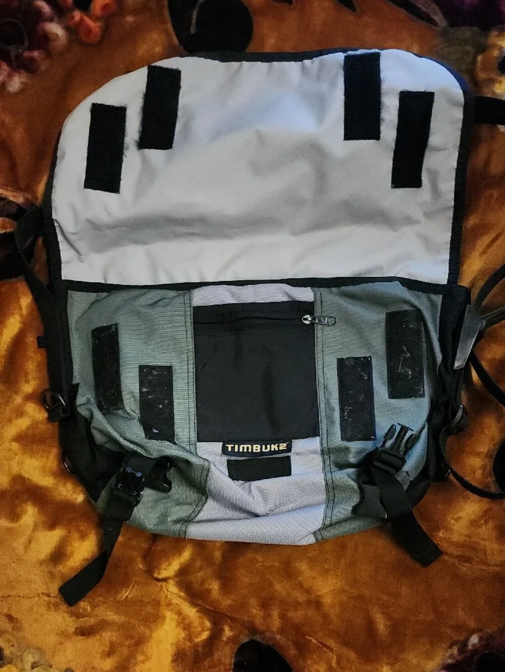 🤩SALE 🤩 Timbuk2 Light Gray and Green Messenger Bag with Black Trim